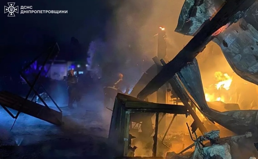 У Кам'янському вогнеборці ліквідували пожежу у складській будівлі