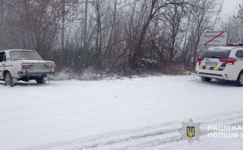 Поліцейські Кам’янського допомогли водіям, які опинилися в зимовій пастці
