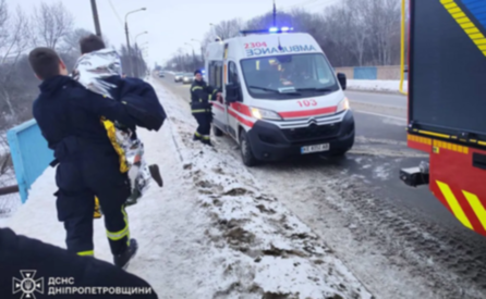 У Кам’янському перехожий врятував хлопчика, який провалився під кригу: подробиці
