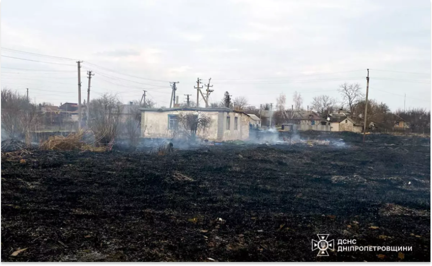 Кам'янський район: із сухої рослинності вогонь розповсюдився на господарську споруду