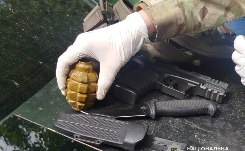 У Кам’янському у чоловіка знайшли гранатомети, вибухівку та сотні набоїв