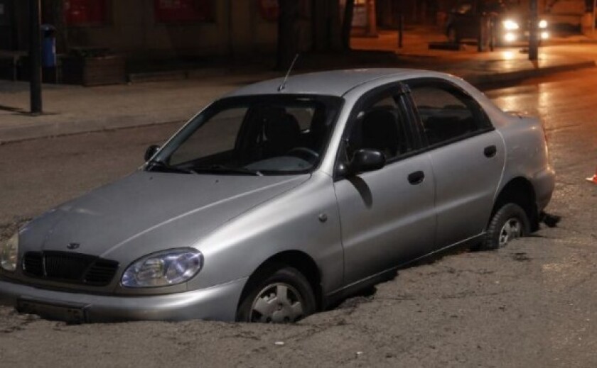 У Кам'янському під час зливи під автівкою провалився асфальт