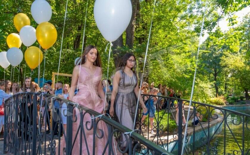 В Каменском состоялся праздничный вечер выпускников-медалистов