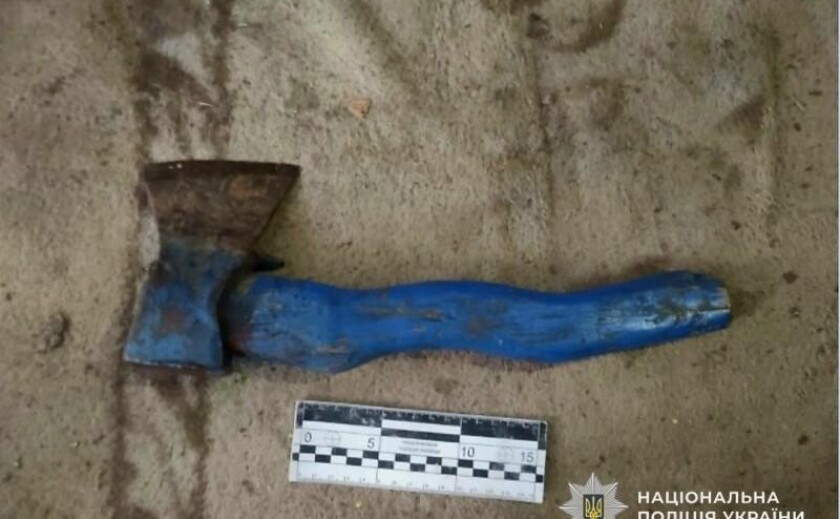 У Кам’янському жінка під час сварки кілька разів вдарила співмешканця сокирою по голові
