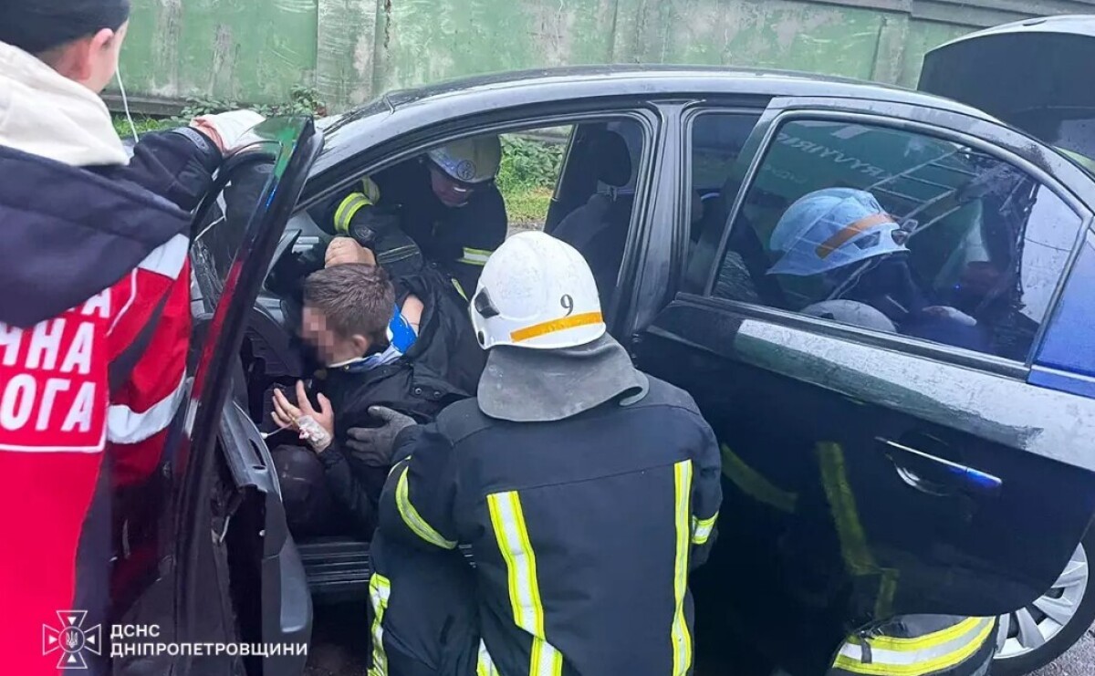 В Каменском ЗАЗ Vida столкнулся с прицепом грузовика: водителя зажало в салоне