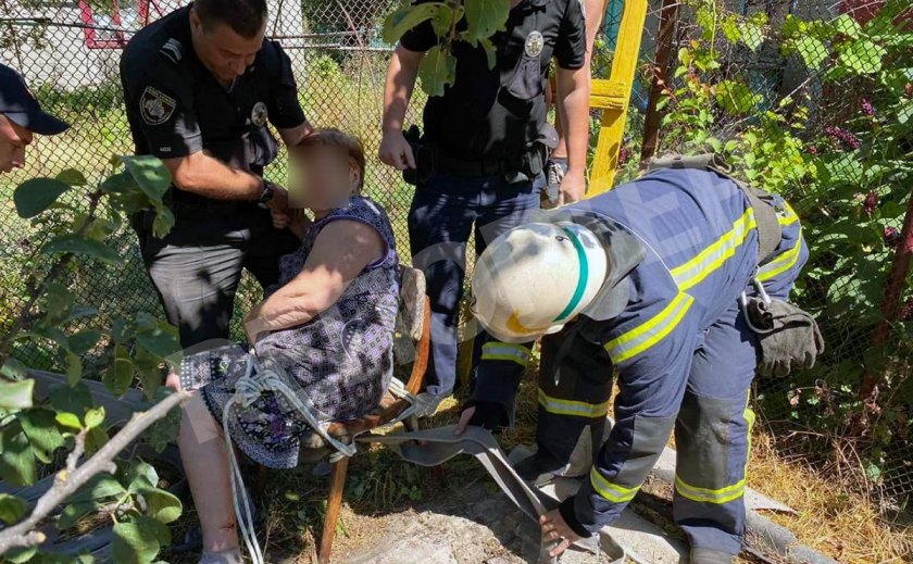 В Каменском пенсионерка упала в колодец