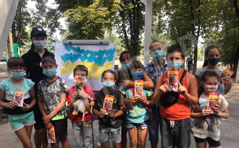 Полицейские Каменского с детьми создали сердечный флаг Украины