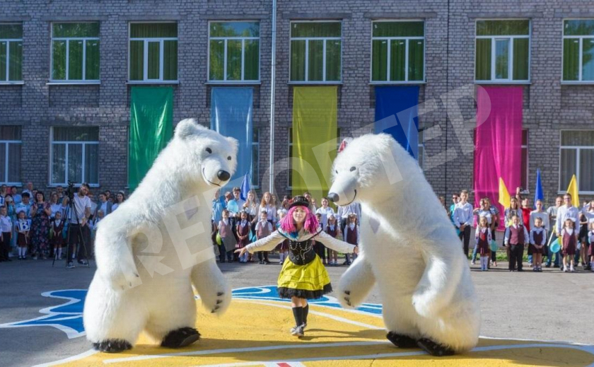 В школах Каменского детей поздравили белые медведи
