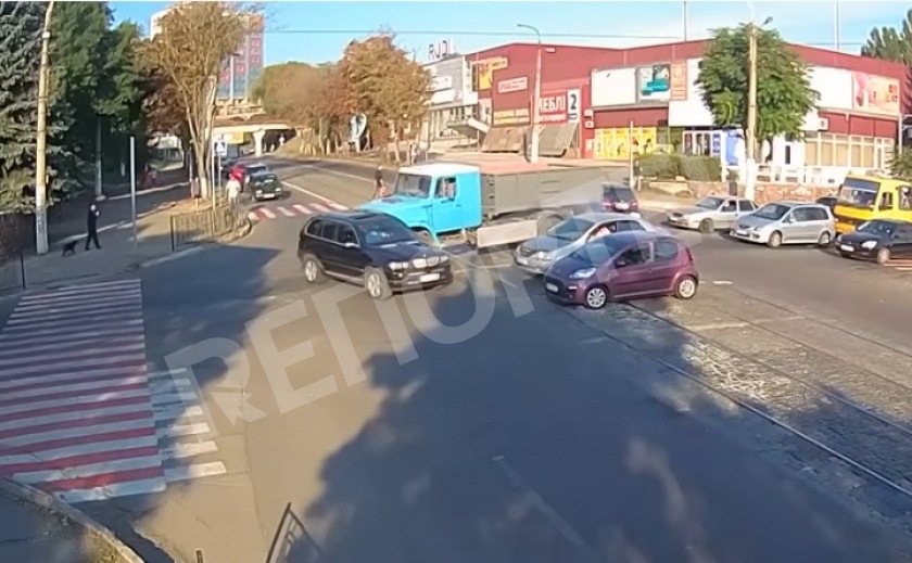 В Каменском на перекрестке грузовик помял «BMW»
