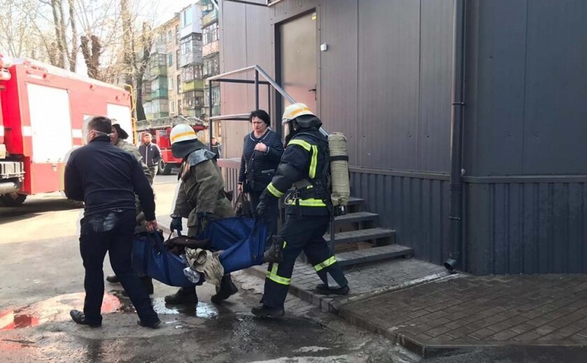В Каменском пожарные вытащили двоих из пылающей квартиры