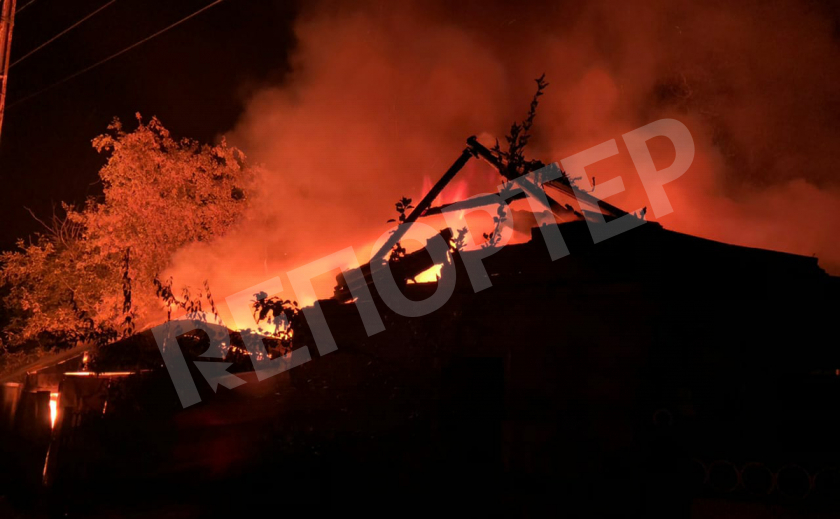 В Каменском гасили ночной пожар на территории частного дома