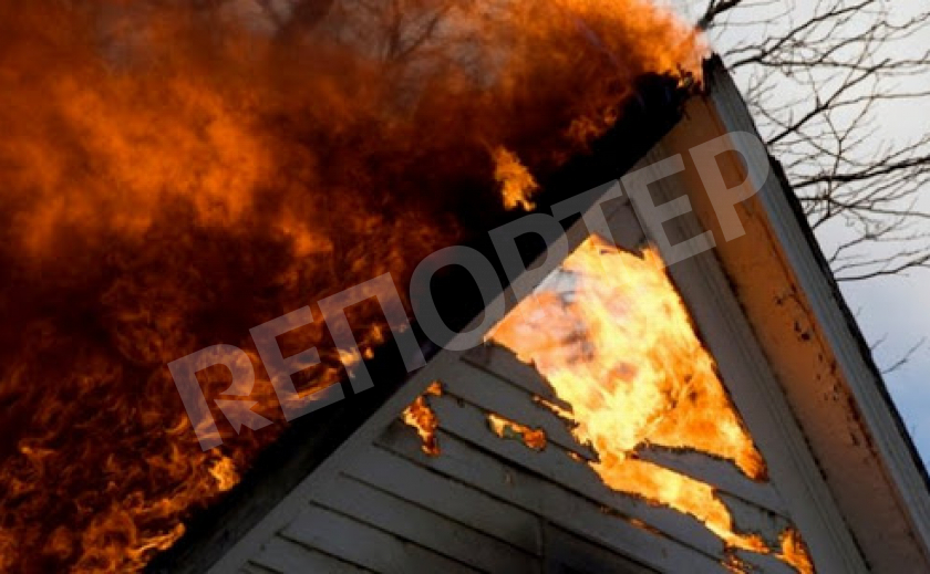 В Каменском сгорела крыша частного дома